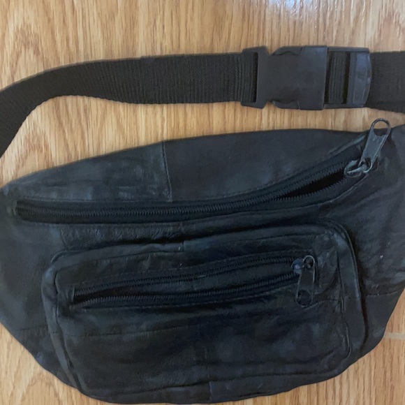 Black 7 X 11 Leather Fanny Pak -Zip Closure- with 2 side zipper pockets - Picture 5 of 7